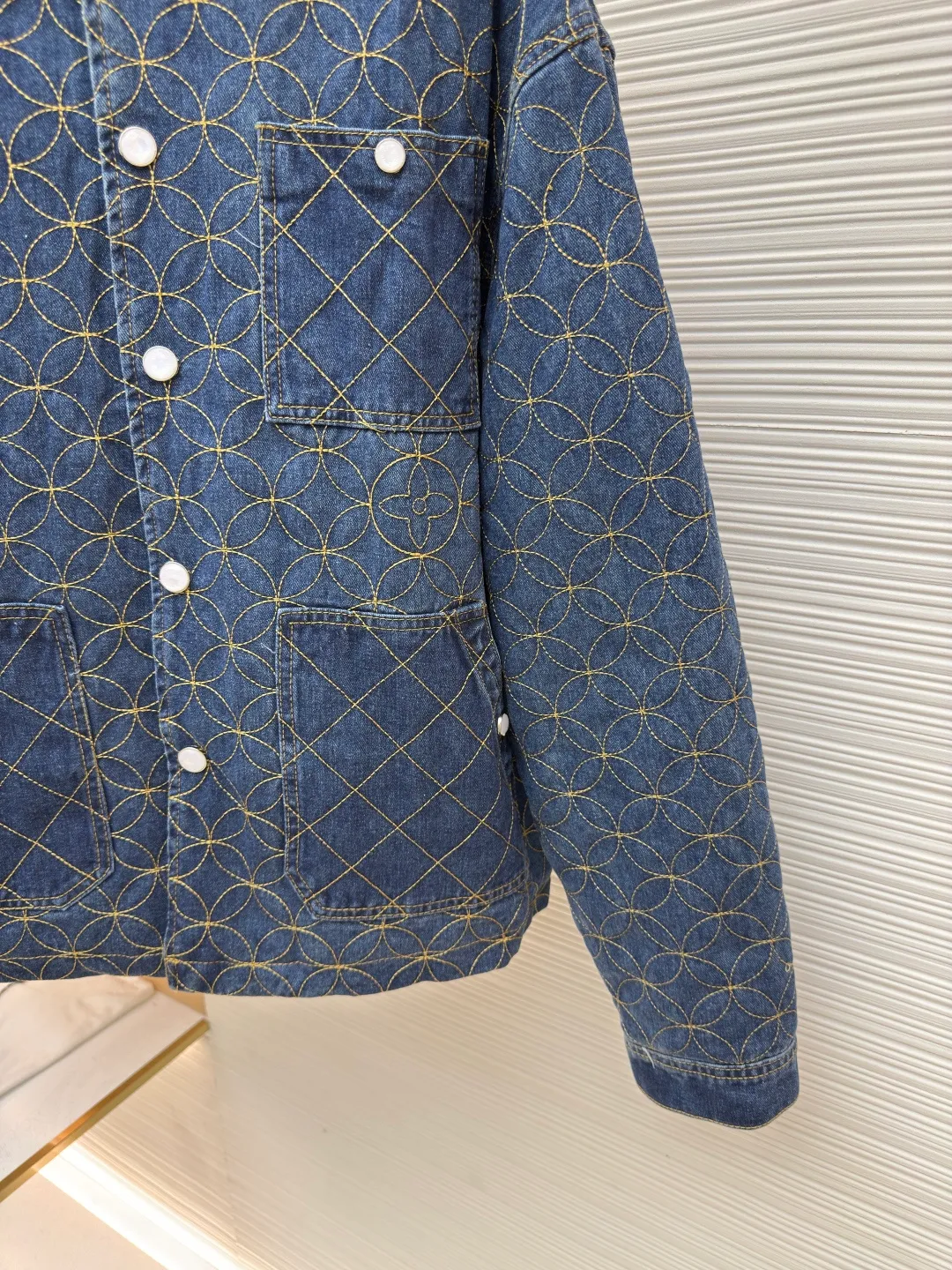 LOUIS VUITTON nigo boot thread embroidered denim jacket ●Authentic product: purchased and developed by 32609 ●Item number: 1680652-B60 ●Fabric: denim fabric ●Technology: jacquard embroidery production ●Version: fitted version ●Weight: about 1210 grams ●Size: 46-48-50-52 ●Description: Using embroidery pattern stitching, the rice grain full-frame embroidery process is characterized by using fine embroidery techniques to evenly and densely embroider patterns or patterns similar to the size of rice grains on the entire embroidery to achieve full coverage, exquisite and delicate visual effects. During embroidery, the use of stitches and embroidery threads forms small units similar to rice grains. These units are closely arranged to form the overall pattern. The craftsmanship is quite complex, giving people an artistic visual enjoyment. The inner cover is pieced together, and the one that comes into contact with the skin is cotton. The process is cumbersome and synchronized with the original version. The flat nails and door sill buttons are clearly and delicately engraved, the environmentally friendly electroplating adopts a bronze opening and closing design, the back waist leather plate has an iron-moulded pattern with contrasting colors, and is made of genuine first-layer cowhide suede. A full set of new accessories are customized simultaneously, and the details are handled perfectly. The skateboard has a straight design, a loose cut, wide and stylish, focusing on the comfort and freedom of wearing the upper body. Compatible with the same series, exclusive product. The overall wiring is straight and delicate, the fabric is comfortable and soft, and the color is consistent without color difference. It can be matched with the same style to create a fashionable look and control various occasions. Customized accessories, complete with three standards, same style for men and women!